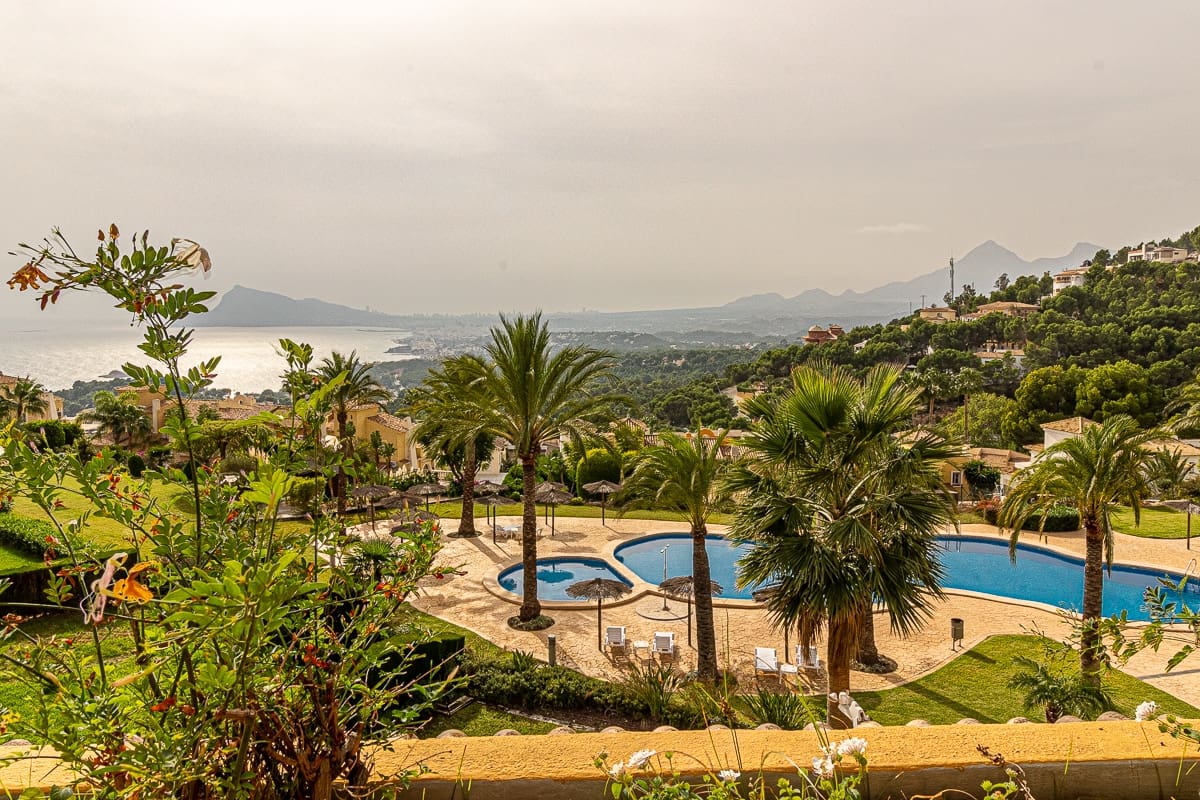 ref 112) 6 person luxe Apartment with sea view.